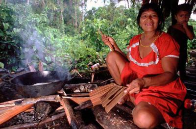 Mujer warao prepara el fuego para cocinar