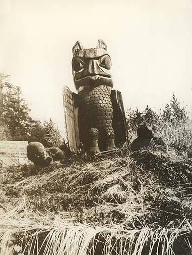 042 haida wooden eagle and human figures 1925
